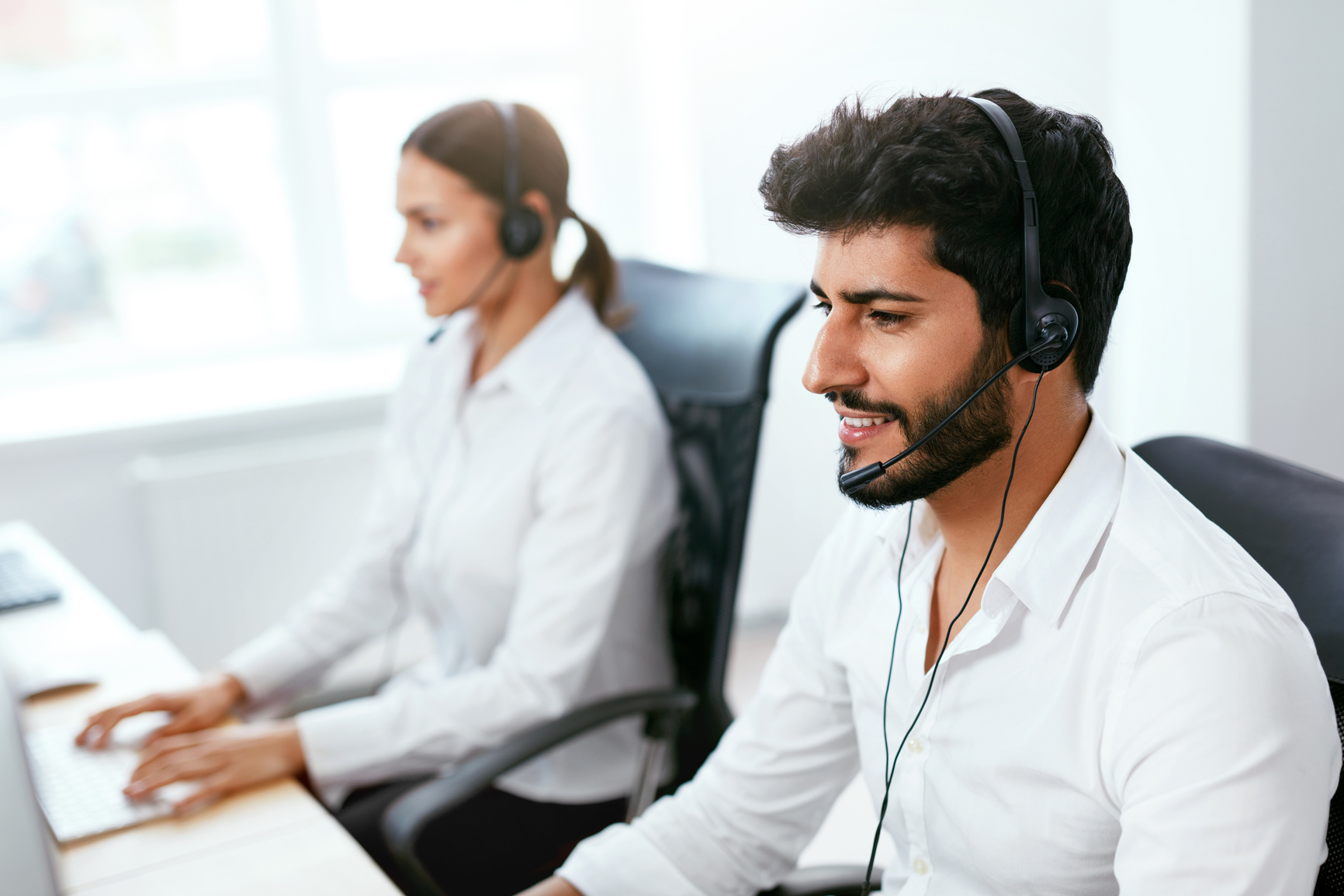 Contact Center Agent Consulting Customers Online